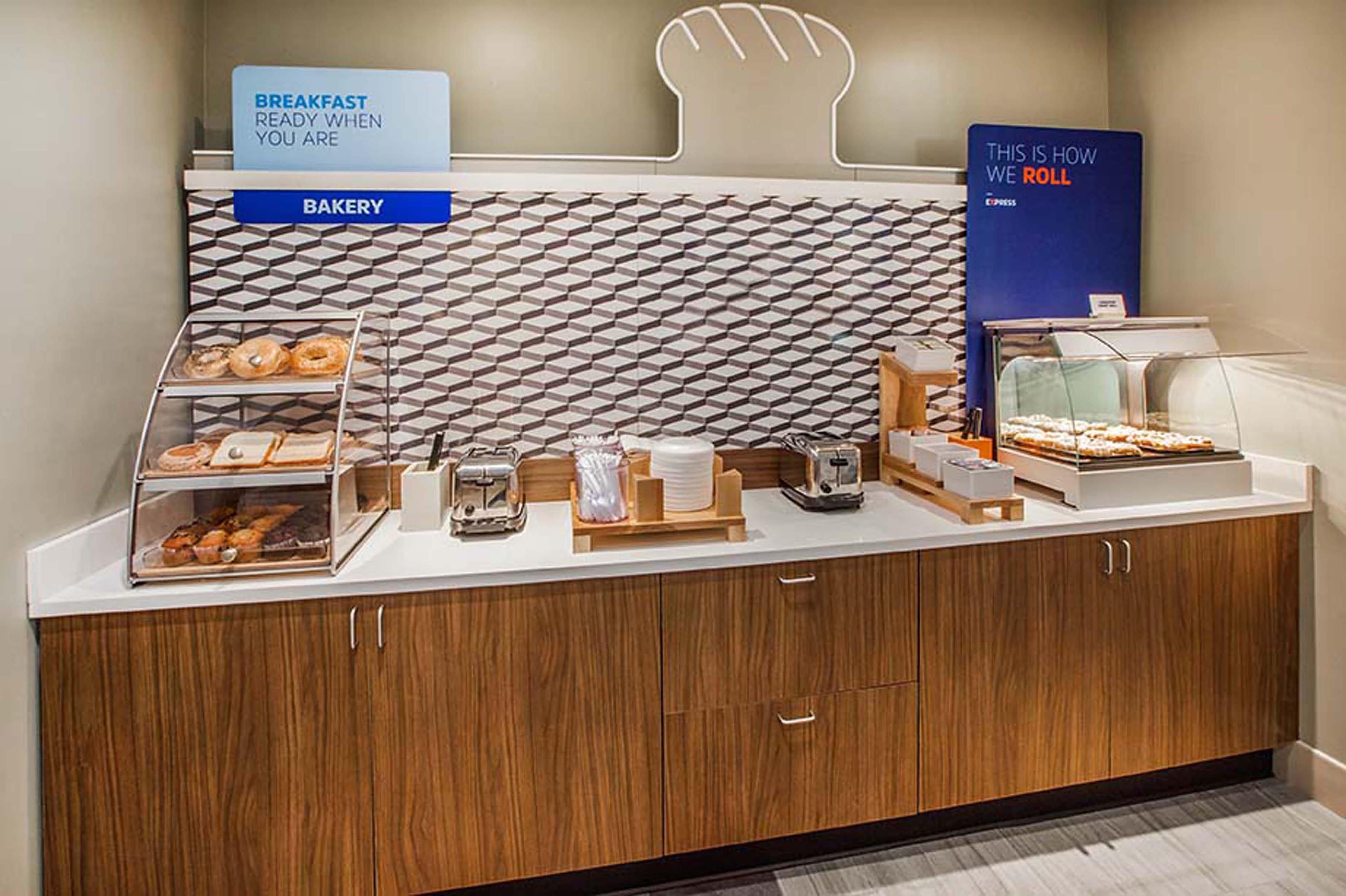 Holiday Inn Express & Suites - Boston South - Randolph By Ihg Eksteriør bilde
