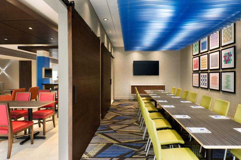 Holiday Inn Express & Suites - Boston South - Randolph By Ihg Eksteriør bilde