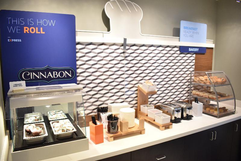 Holiday Inn Express & Suites - Boston South - Randolph By Ihg Eksteriør bilde